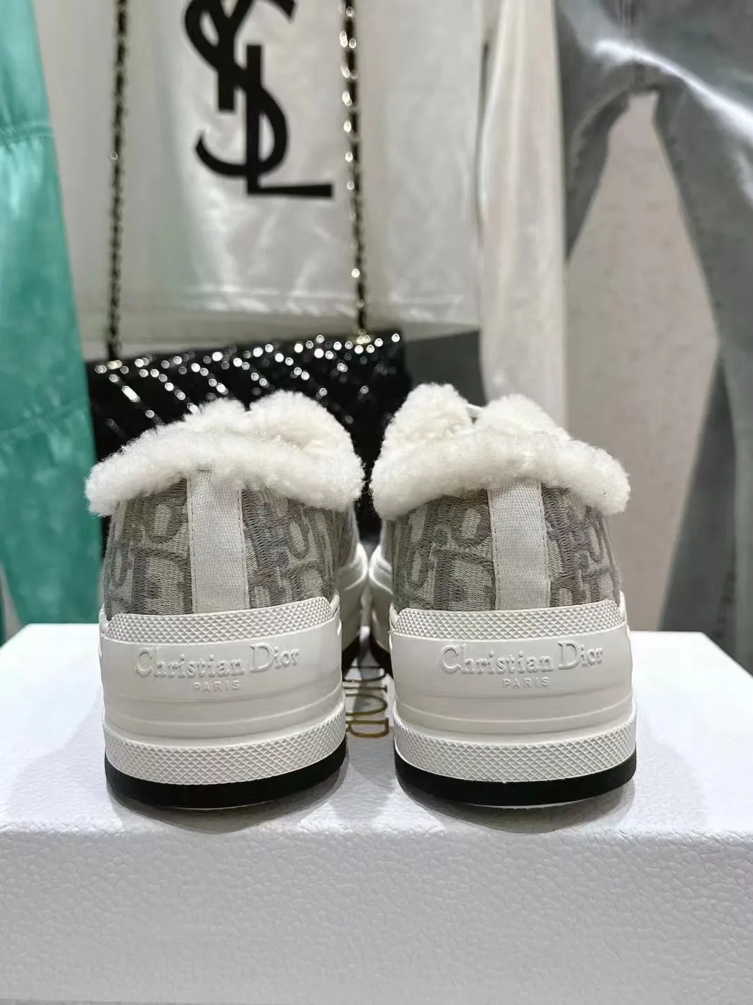 👟👟Ex-factory price 640👟👟——Dior Dior embroidered thick-soled wool casual shoes, fur shoes 𝐃𝐈𝐎𝐑 𝐖𝐚𝐥𝐤'𝐧 Dior presbyopic embroidered wool thick-soled canvas shoes, casual sports shoes, this Walk'n'Dior Thick-soled sneakers are a stylish piece that elevate the collection. Oblique printed cotton embroidered upper with comfortable platform sole, tongue and Christian Dior Paris signature laces. Can add fashionable temperament to all kinds of casual looks. Original custom-made imported Oblique printed embroidery fabric. Imported soft sheepskin lining. Original exclusive open-molded TPU material outsole. Bottom thickness 4.5CM. Size: Women's 35-41 (custom-made 41 is non-refundable)